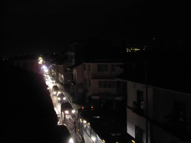Calle Larga tijdens een stroomuitval 's nachts in Cuenca, Ecuador, tijdens de electriciteitscrisis in Ecuador van 2009.
